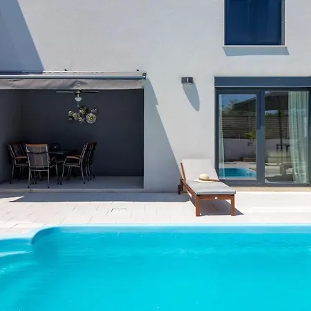 Modern House Jadranka With Pool Ferienhaus Pinezići